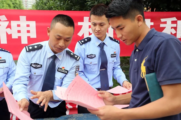 四川省蕎窩監(jiān)獄警官進(jìn)校開展法治宣傳警示教育活動(dòng)4.jpg